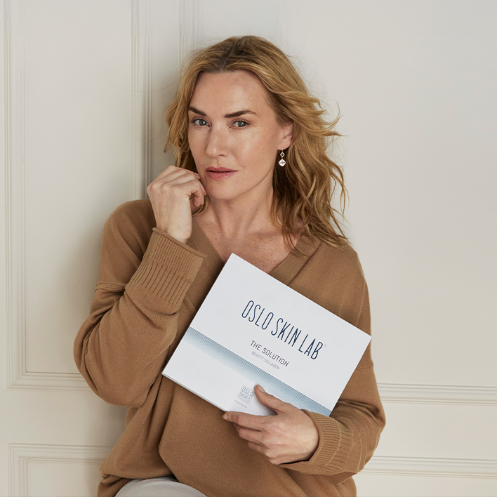 Ambasadorka Oslo Skin Lab-Kate Winslet drží v rukou krabici kolagenu The Solution