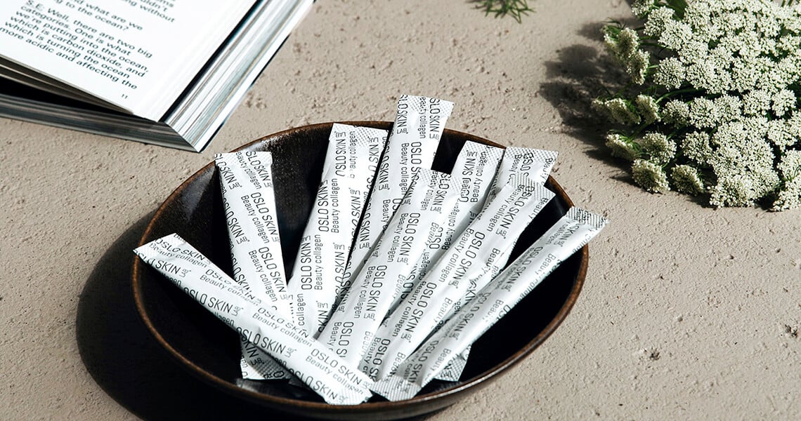 pytlíčky kolagenu The Solution v misce stojící na stole