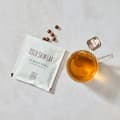 The Beauty Pearls tobolky s čajem na stole