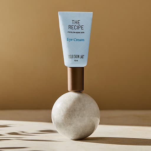 balení očního krému The Recipe Eye Cream stojící na betonové kuličce