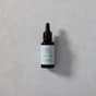 lahvička denního séra The Recipe Day Serum na šedém podkladu