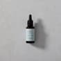 lahvička denního séra The Recipe Day Serum na šedém podkladu