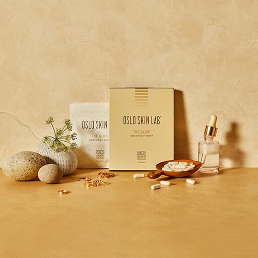 balení The Glow opřené o oranžovou stěnu